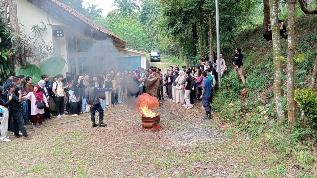 Kuliah Umum Mata Kuliah Kesehatan dan Keselamatan Kerja (K3) : Pelatihan Pemadaman Kebakaran dengan Dinas Pemadam Kebakaran dan Penyelamatan Kota Bogor